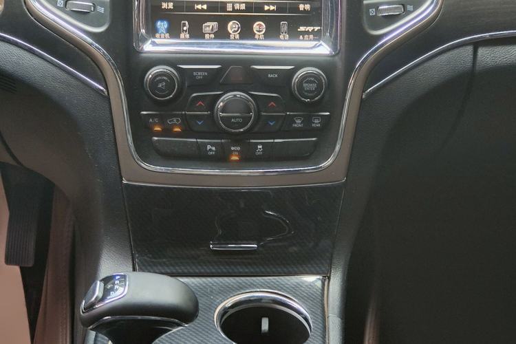 Used Jeep Grand Cherokee 2015 3.0TD Diesel Elite Navigation Edition Interior 4