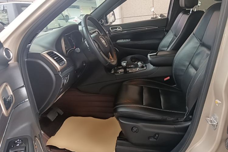 Used Jeep Grand Cherokee 2015 3.0TD Diesel Elite Navigation Edition Left Front Seat