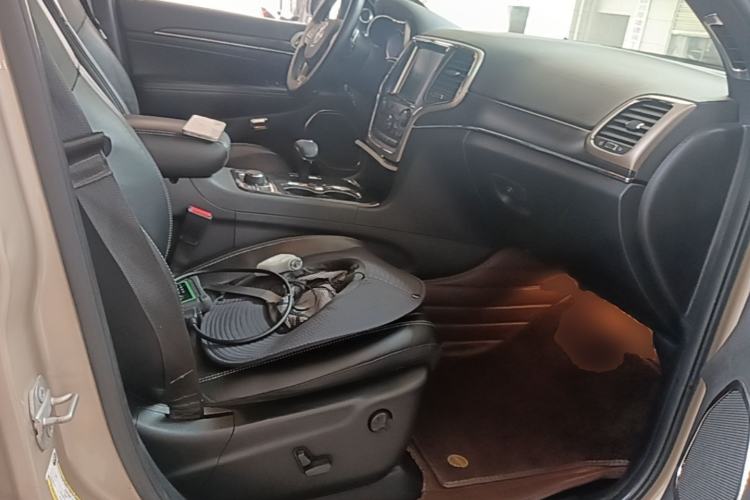 Used Jeep Grand Cherokee 2015 3.0TD Diesel Elite Navigation Edition Right Front Seat