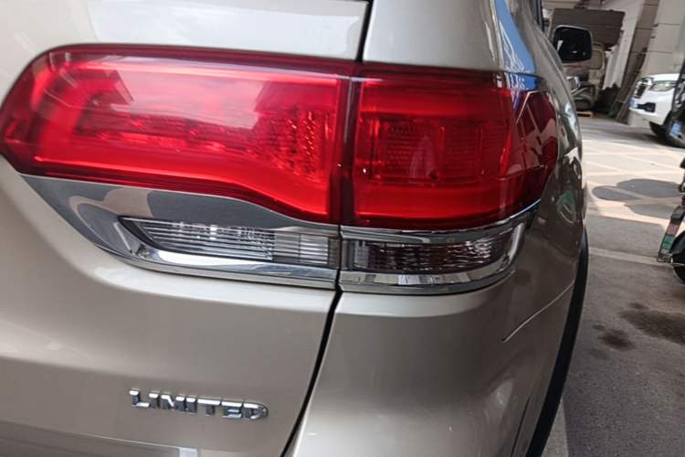 Used Jeep Grand Cherokee 2015 3.0TD Diesel Elite Navigation Edition Right Rear Taillight