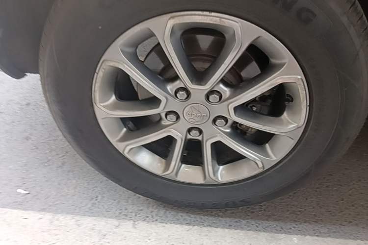 Used Jeep Grand Cherokee 2015 3.0TD Diesel Elite Navigation Edition Right Rear Wheel Hub