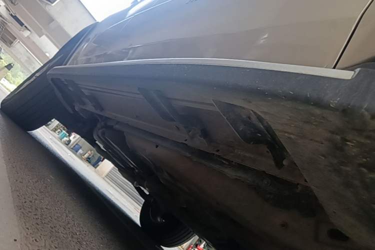 Used Jeep Grand Cherokee 2015 3.0TD Diesel Elite Navigation Edition Right Side Sill