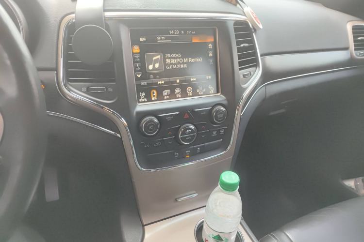 Used Jeep Grand Cherokee 2015 3.0TD Diesel Comfort Navigation Edition Audio And AC Panel