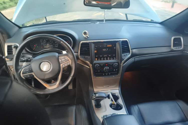 Used Jeep Grand Cherokee 2015 3.0L Comfort Navigation Edition Center Console