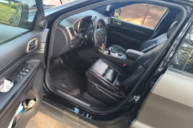 Used Jeep Grand Cherokee 2015 3.0L Comfort Navigation Edition Driver Seat