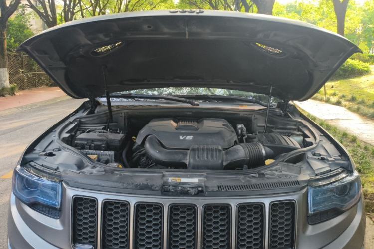 Used Jeep Grand Cherokee 2015 3.0L Comfort Navigation Edition Engine Bay