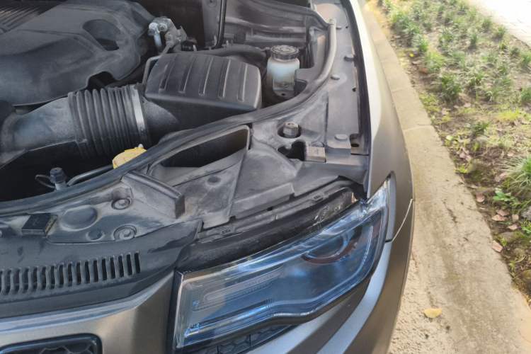 Used Jeep Grand Cherokee 2015 3.0L Comfort Navigation Edition Engine Bay Left