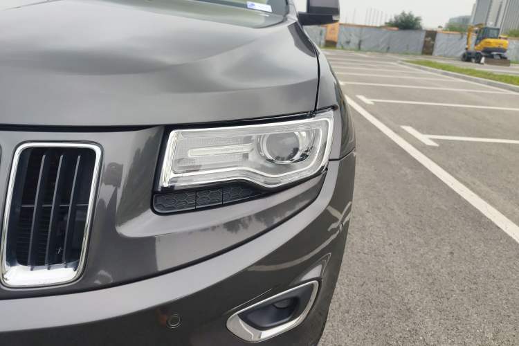 Used Jeep Grand Cherokee 2015 3.0L Comfort Navigation Edition Exterior 2