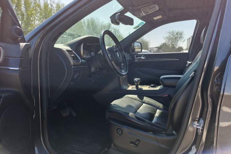 Used Jeep Grand Cherokee 2015 3.0TD Diesel Comfort Navigation Edition Exterior 4