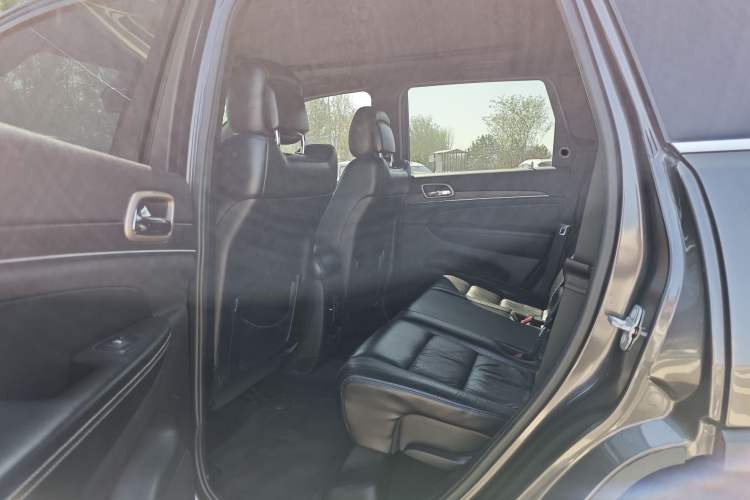 Used Jeep Grand Cherokee 2015 3.0TD Diesel Comfort Navigation Edition Exterior 6