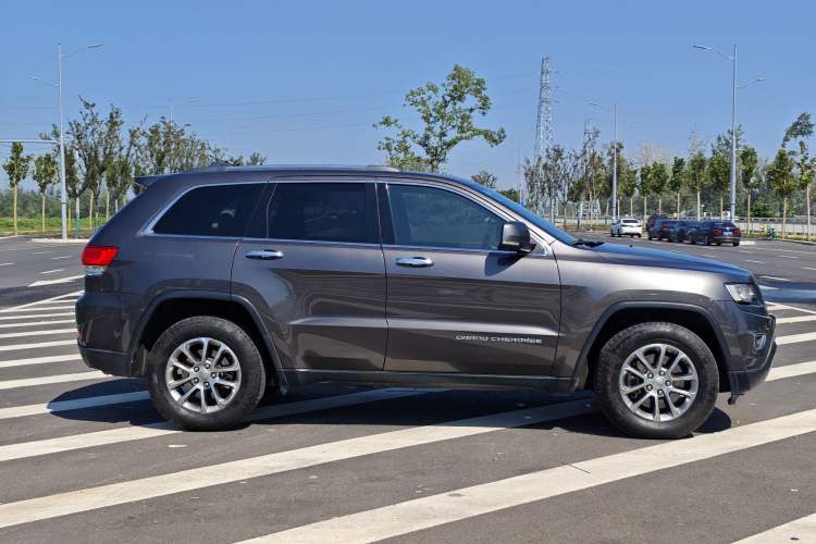 Used Jeep Grand Cherokee 2015 3.0TD Diesel Comfort Navigation Edition Exterior 9