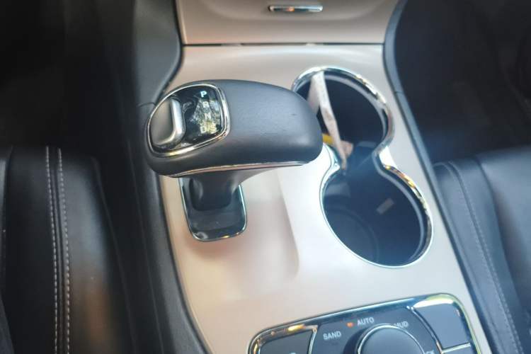 Used Jeep Grand Cherokee 2015 3.0L Comfort Navigation Edition Gear Lever