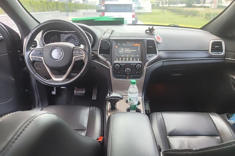 Used Jeep Grand Cherokee 2015 3.0TD Diesel Comfort Navigation Edition Interior 2