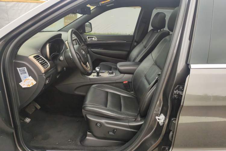 Used Jeep Grand Cherokee 2015 3.0L Comfort Navigation Edition Interior 2