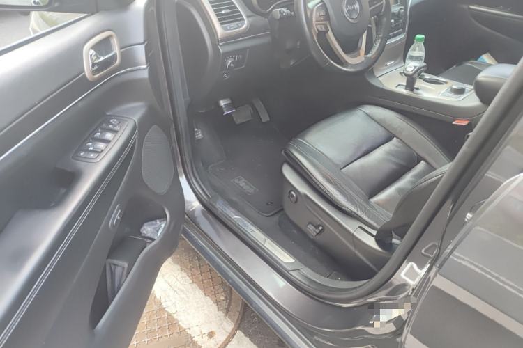 Used Jeep Grand Cherokee 2015 3.0TD Diesel Comfort Navigation Edition Interior 3
