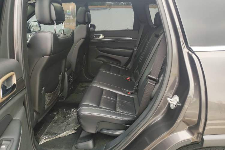 Used Jeep Grand Cherokee 2015 3.0L Comfort Navigation Edition Interior 3
