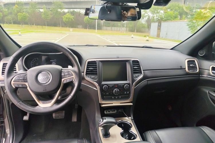 Used Jeep Grand Cherokee 2015 3.0L Comfort Navigation Edition Interior 4