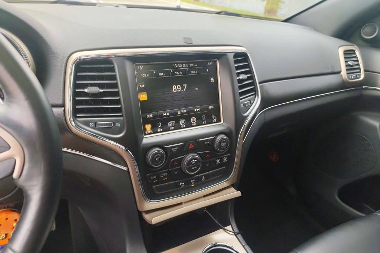 Used Jeep Grand Cherokee 2015 3.0L Comfort Navigation Edition Interior 7