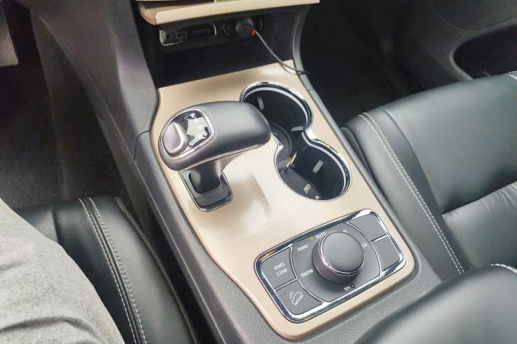 Used Jeep Grand Cherokee 2015 3.0L Comfort Navigation Edition Interior 8