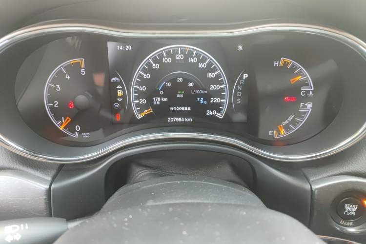 Used Jeep Grand Cherokee 2015 3.0TD Diesel Comfort Navigation Edition Odometer Close Up