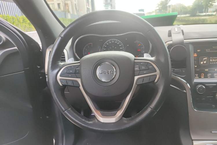 Used Jeep Grand Cherokee 2015 3.0TD Diesel Comfort Navigation Edition Steering Wheel