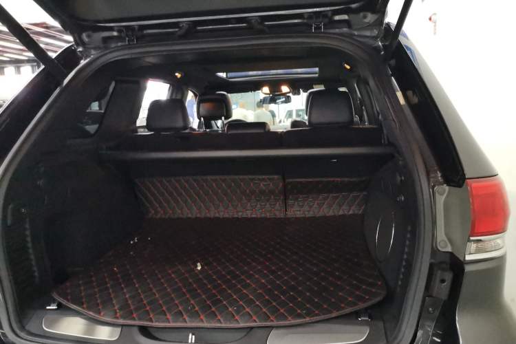 Used Jeep Grand Cherokee 2015 3.0L Comfort Navigation Edition Trunk