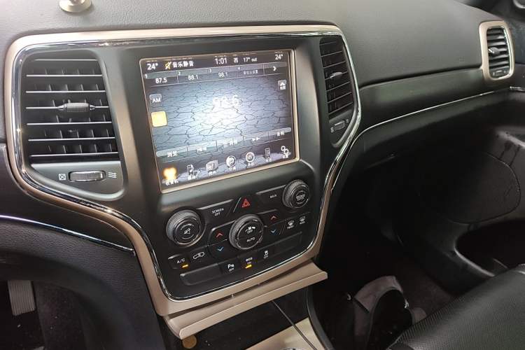 Used Jeep Grand Cherokee 2015 3.0TD Diesel Elite Navigation Edition Audio And AC Panel