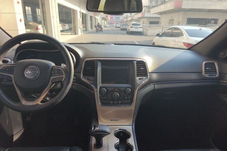 Used Jeep Grand Cherokee 2015 3.0TD Diesel Elite Navigation Edition Audio And AC Panel