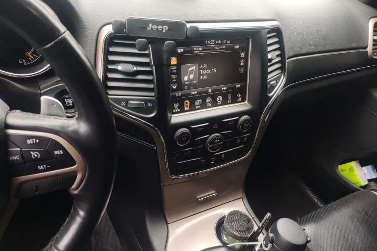 Used Jeep Grand Cherokee 2015 3.0TD Diesel Elite Navigation Edition Audio And AC Panel