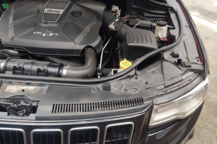 Used Jeep Grand Cherokee 2015 3.0TD Diesel Elite Navigation Edition Engine Bay Left