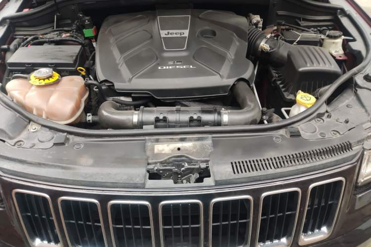 Used Jeep Grand Cherokee 2015 3.0TD Diesel Elite Navigation Edition Engine Bay