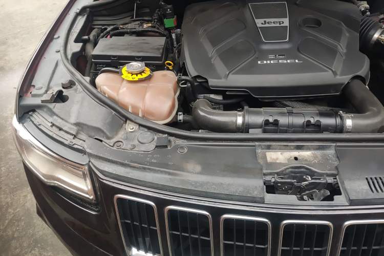 Used Jeep Grand Cherokee 2015 3.0TD Diesel Elite Navigation Edition Engine Bay Right