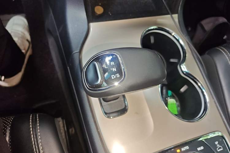 Used Jeep Grand Cherokee 2015 3.0TD Diesel Elite Navigation Edition Gear Lever