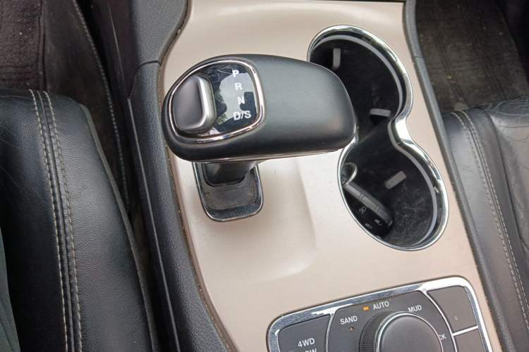 Used Jeep Grand Cherokee 2015 3.0L Comfort Navigation Edition Gear Lever