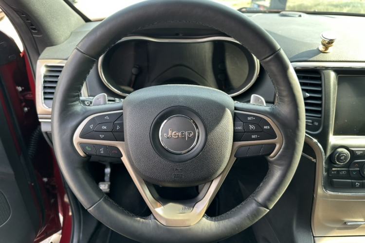 Used Jeep Grand Cherokee 2015 3.0L Comfort Navigation Edition Interior 10
