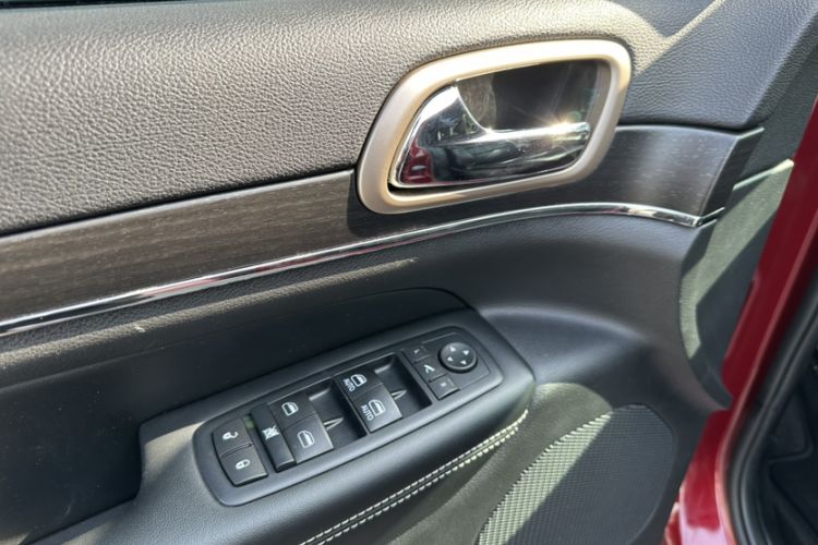 Used Jeep Grand Cherokee 2015 3.0L Comfort Navigation Edition Interior 12