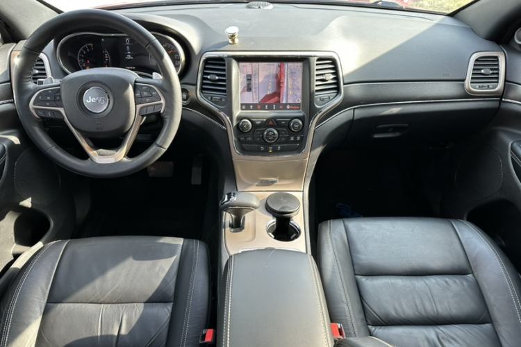 Used Jeep Grand Cherokee 2015 3.0L Comfort Navigation Edition Interior 2
