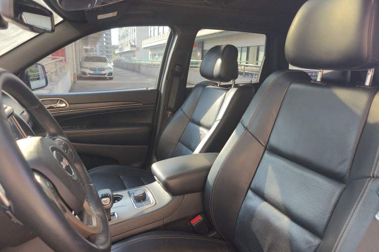 Used Jeep Grand Cherokee 2015 3.0TD Diesel Elite Navigation Edition Interior 2