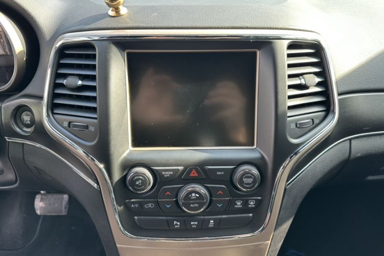 Used Jeep Grand Cherokee 2015 3.0L Comfort Navigation Edition Interior 3