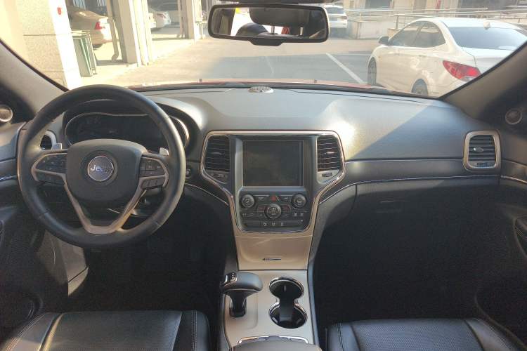Used Jeep Grand Cherokee 2015 3.0TD Diesel Elite Navigation Edition Interior 3