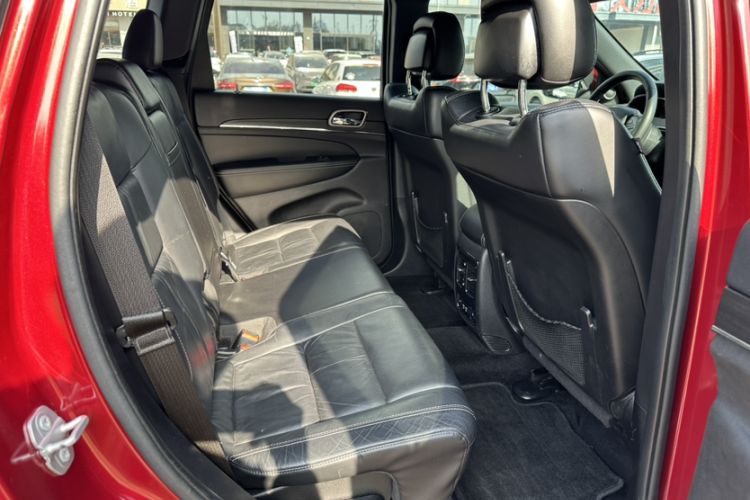 Used Jeep Grand Cherokee 2015 3.0L Comfort Navigation Edition Interior 6