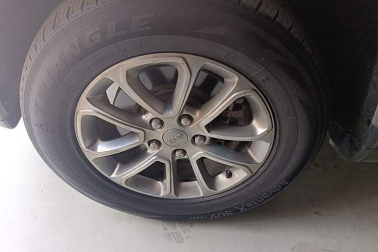 Used Jeep Grand Cherokee 2015 3.0TD Diesel Elite Navigation Edition Left Front Wheel Hub