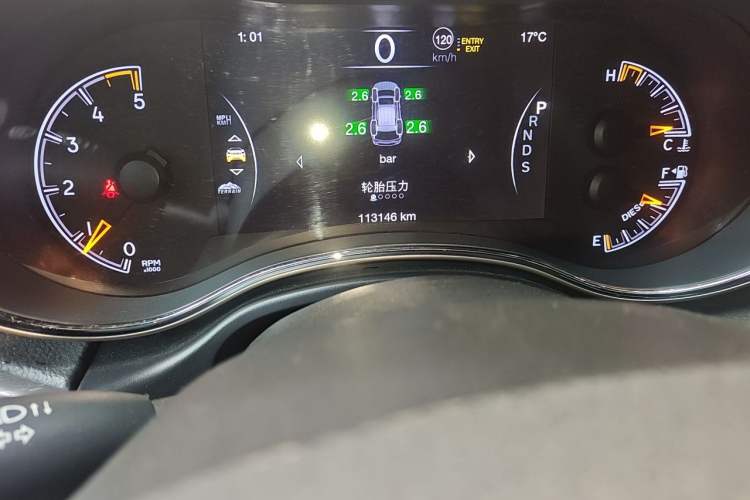 Used Jeep Grand Cherokee 2015 3.0TD Diesel Elite Navigation Edition Odometer Close Up