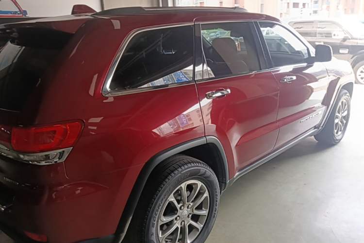 Used Jeep Grand Cherokee 2015 3.0TD Diesel Elite Navigation Edition Rear Right 45 Deg