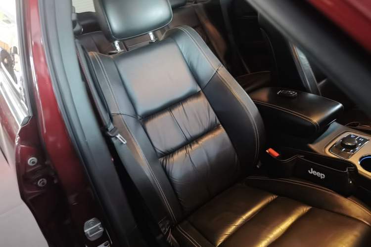 Used Jeep Grand Cherokee 2015 3.0L Comfort Navigation Edition Right Front Seat