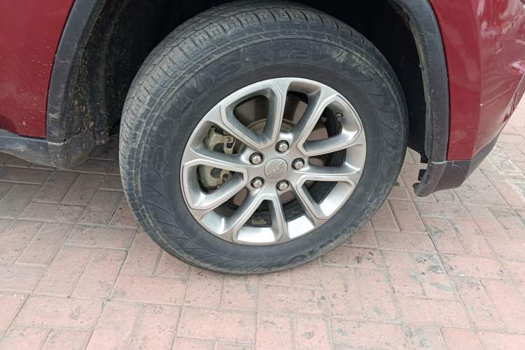 Used Jeep Grand Cherokee 2015 3.0L Comfort Navigation Edition Right Front Wheel Hub