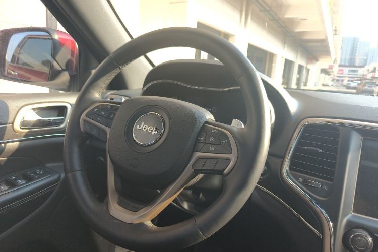 Used Jeep Grand Cherokee 2015 3.0TD Diesel Elite Navigation Edition Steering Wheel