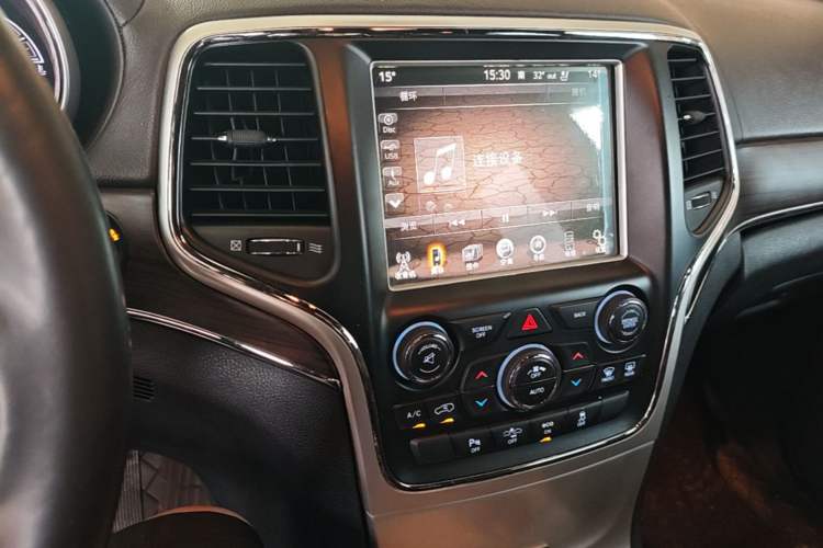 Used Jeep Grand Cherokee 2015 3.6L Luxury Navigation Edition Audio And AC Panel