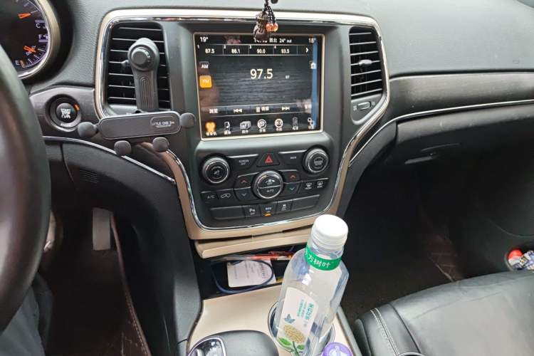 Used Jeep Grand Cherokee 2015 3.0TD Diesel Comfort Navigation Edition Audio And AC Panel