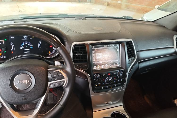Used Jeep Grand Cherokee 2015 3.6L Luxury Navigation Edition Center Console